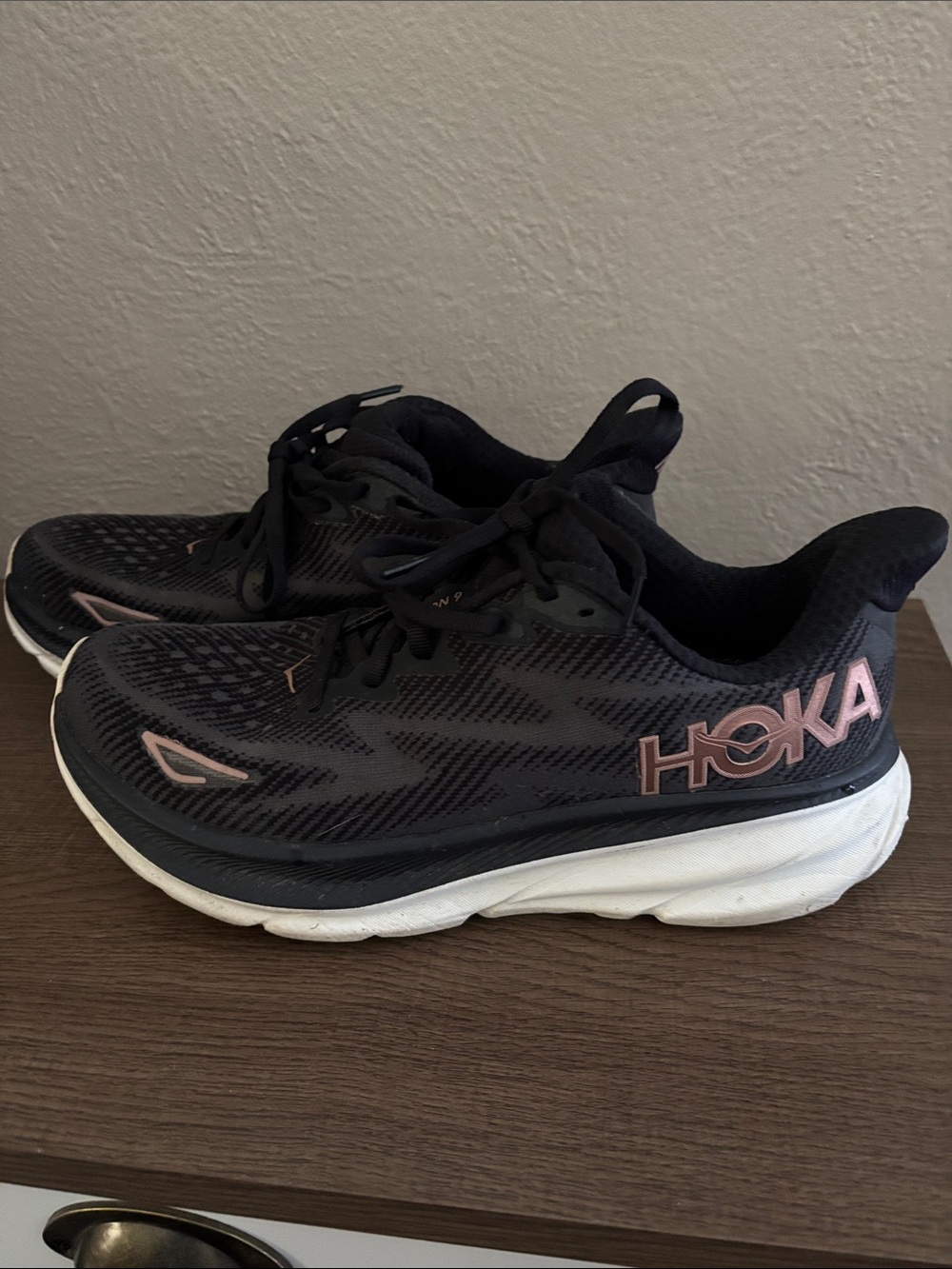 Hoka Clifton 9 running shoes in the Black / Rose Gold Women’s Size 8D Wide